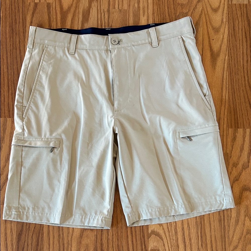 Izod golf shorts. Size 32.